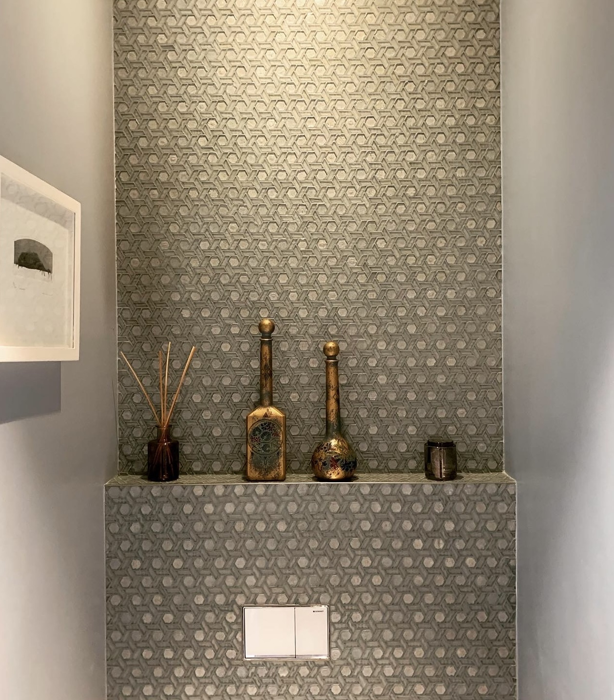 Hexagon mosaic display niche with decorative bottles